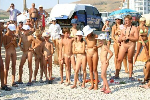 Meeting on a beach of families of nudists | NakedBody