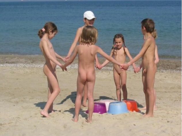 Nudists children on a beach | NakedBody